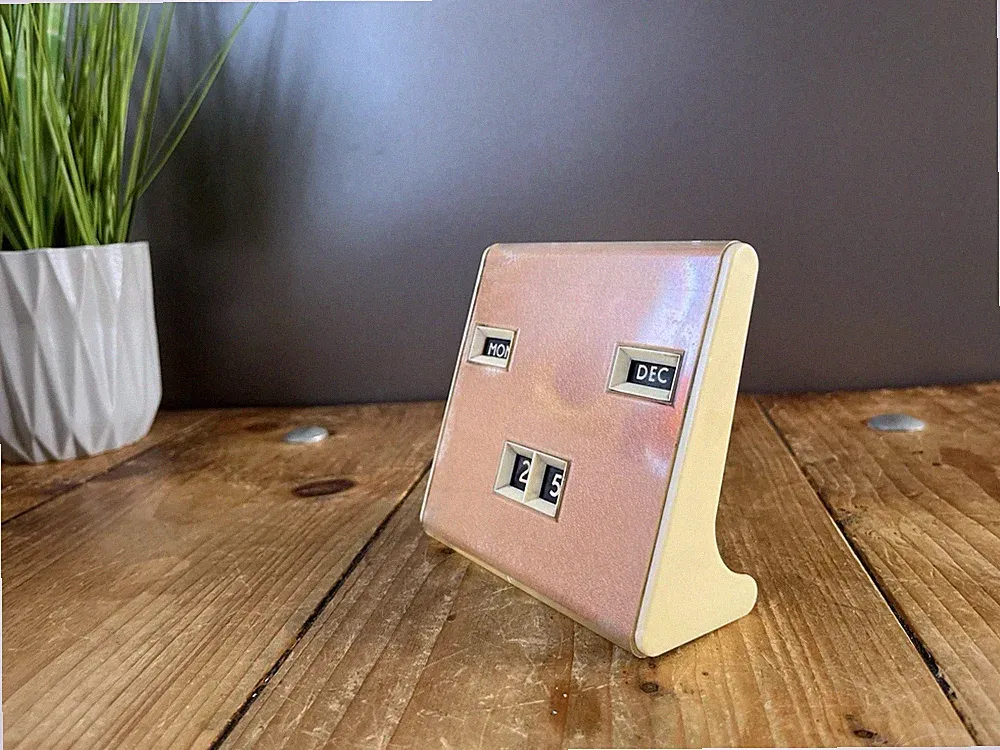 MID CENTURY MODERN 1950'S PLASTIC FAUX LEATHER PERPETUAL OFFICE DESK CALENDAR