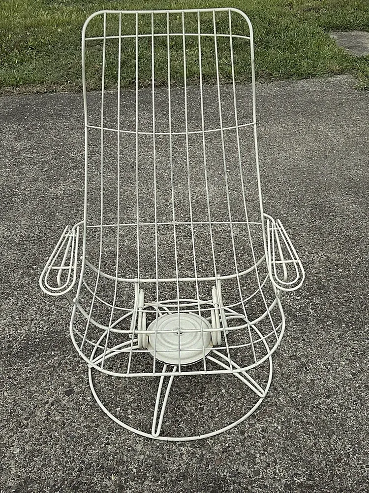 VINTAGE MID CENTURY MODERN HOMECREST WHITE WIRE SWIVEL PATIO ROCKER LOUNGE CHAIR